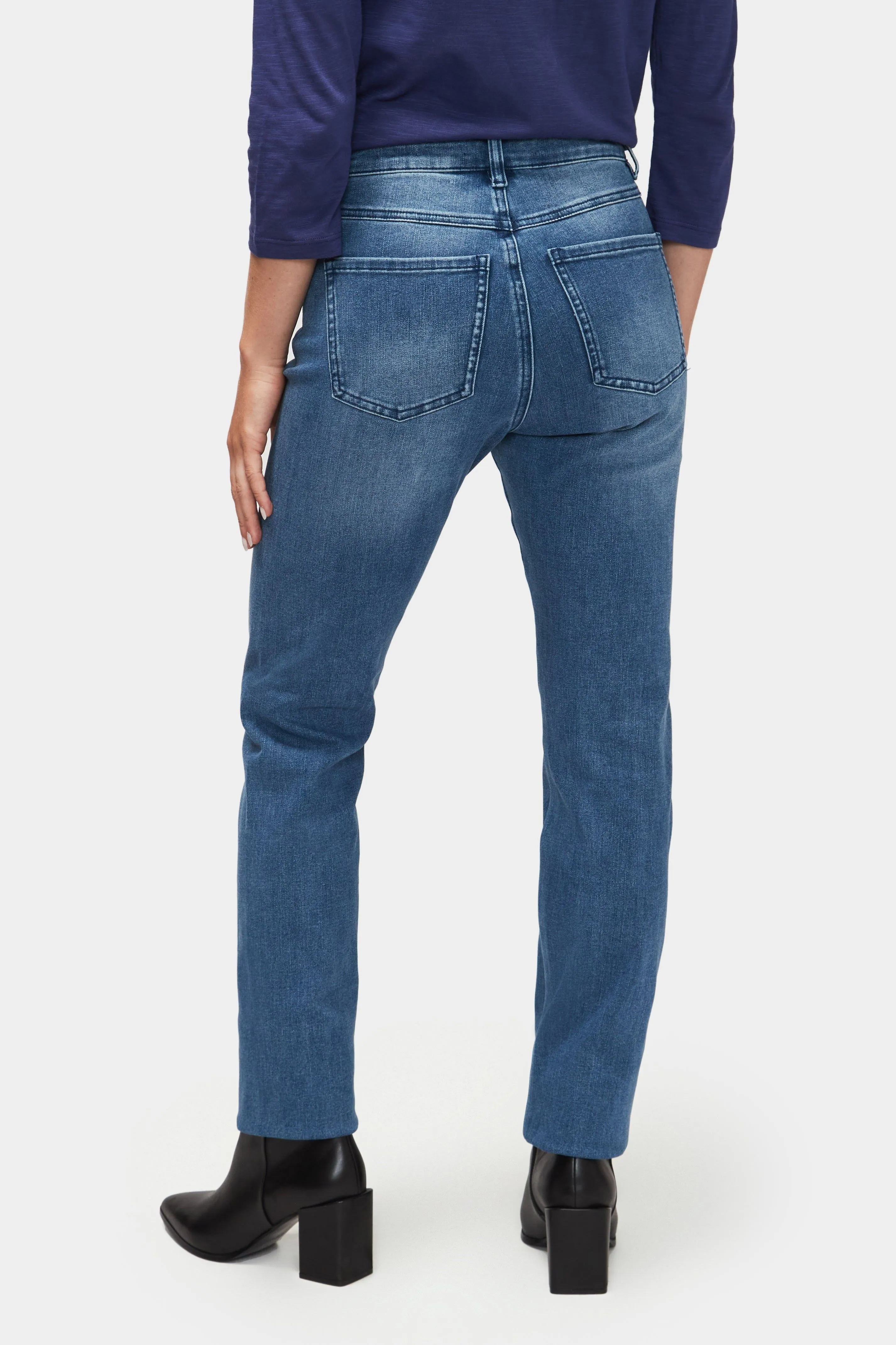 FDJ Suzanne Straight Leg Seamless Jean - Style 6739902