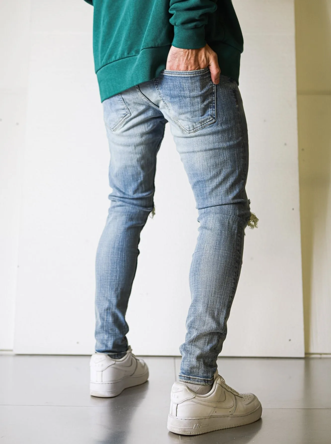 Knee Blow-out Vintage Blue Denim